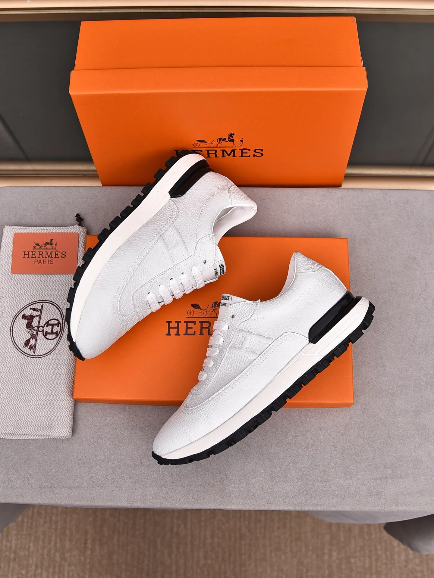 📛📛📛PPP440 (Hermes)🆕Men's color-blocked sneakers with textured calfskin details. Spliced ​​with original cowhide, this shoe draws inspiration from the equestrian world, integrating technical details and practical functions. Breathable sheep lining, original combination outsole, high-end quality, and every detail is perfectly combined! Size: 38-44 (45 can be customized)